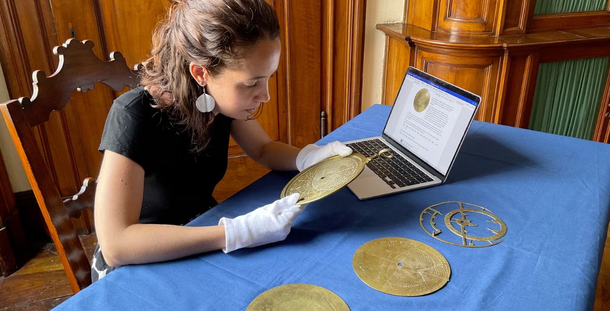 A investigadora Federica Gigante examina o astrolábio de Verona. Foto Federica Candelato
