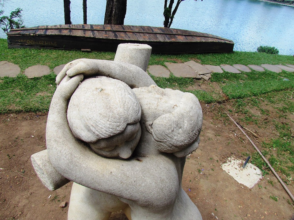 escultura "Abraço" de Alfredo Ceschiatti. Museu de Arte da Pampulha - Belo Horizonte. Foto © Jani Pereira, CC BY-SA 4.0, via Wikimedia Commons.