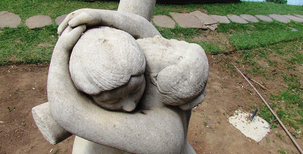 Abraco escultura "Abraço" de Alfredo Ceschiatti. Museu de Arte da Pampulha - Belo Horizonte. Foto © Jani Pereira, CC BY-SA 4.0, via Wikimedia Commons.