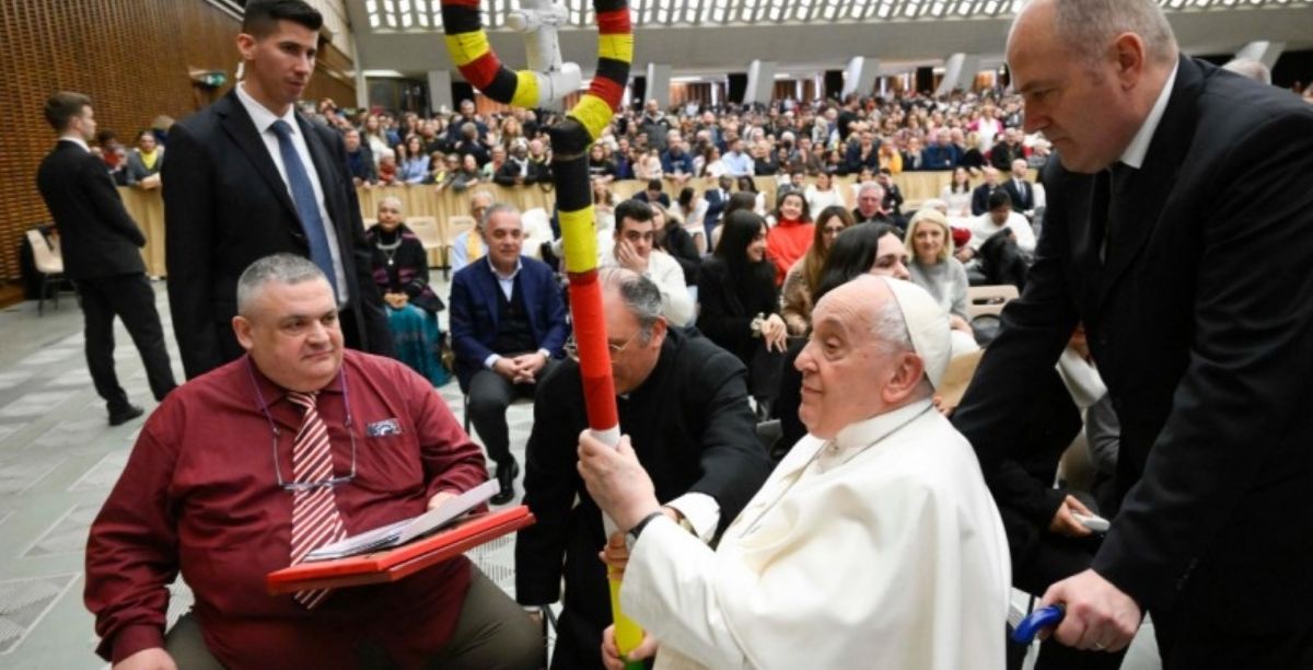 Báculo decorado por crianças do Uganda, oferecido ao Papa na audiência de 28 fevereiro 2024. Foto Vatican media