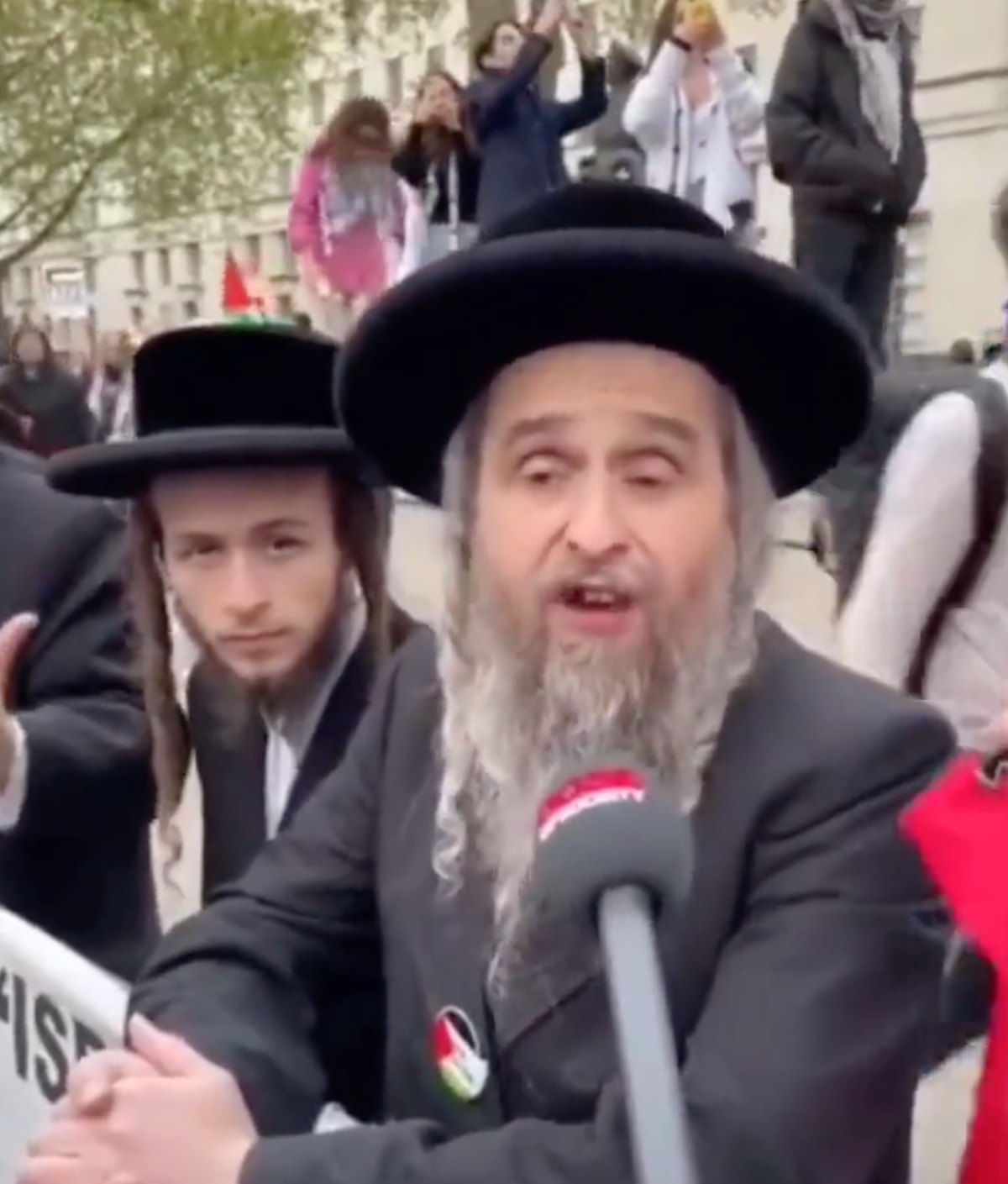 "Quando falamos do fim do Estado de Israel, isso significa que, do rio ao mar, a Palestina deve ser livre, deve voltar para os palestinianos”, defende Elhanan Beck. Captura de video da rede X.