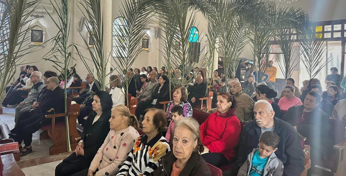 Cristãos na celebração de Domingo de Ramos em Jerusalém. Foto Ilquddas Ara