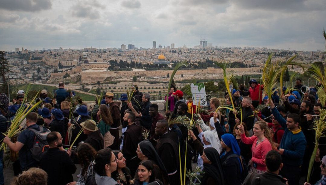 Pelas ruas de Jerusalém, 3 mil cristãos celebraram o Domingo de Ramos, mas maioria dos palestinianos ficou de fora