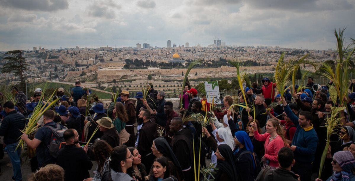 Cristãos na procissão de Domingo de Ramos em Jerusalém. Foto BM CTS