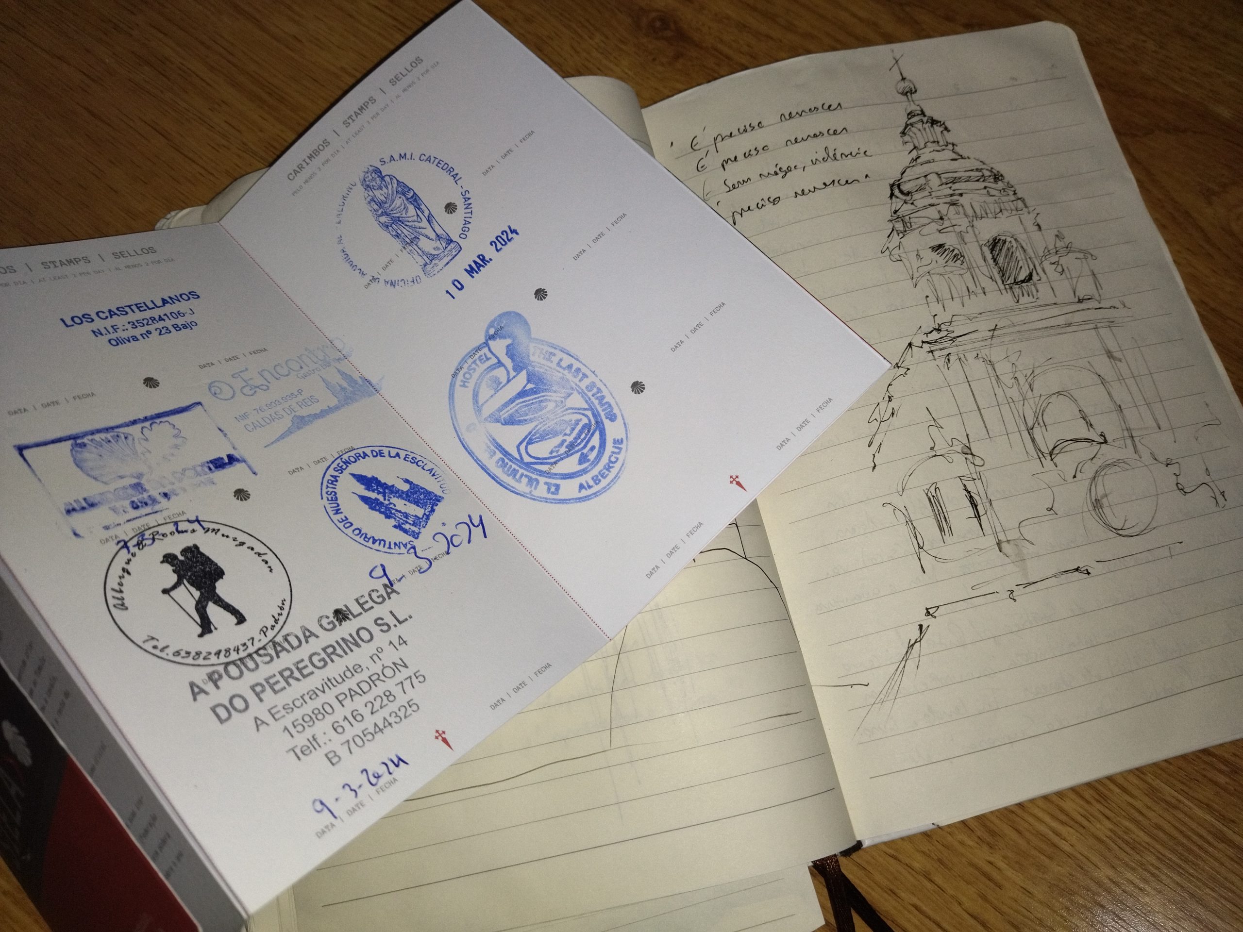 Diário do Caminho de Santiago de Compostela e credencial com e carimbos. Foto Cláudio Louro