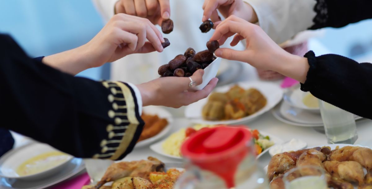 Família muçulmana durante o iftar, no Ramadão. Foto .shock