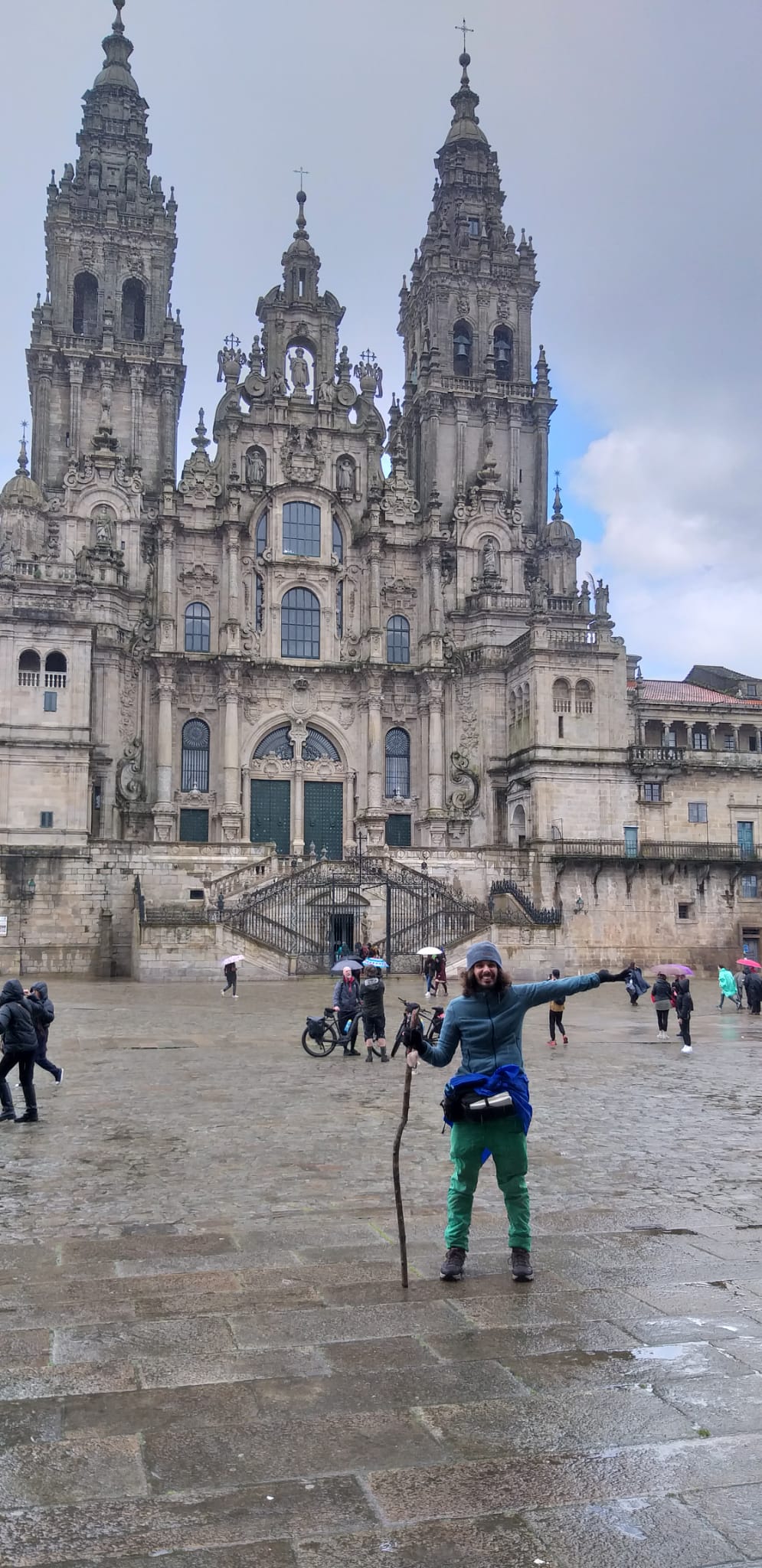 Foto de Cláudio Louro em frente à Catedral de Santiago de Compostela - tirada pela Marlene