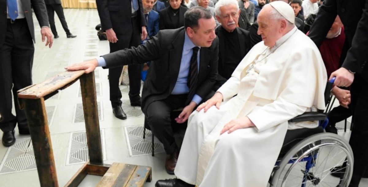 Genuflexório oferecido ao Papa na audiência de 28 fevereiro 2024. Foto Vatican media
