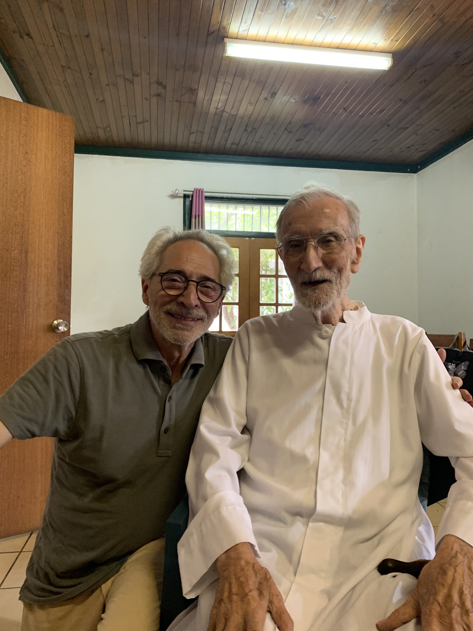Pedro Bacelar de Vasconcelos e padre João Felgueiras, fotografados no Centro Juvenil Padre António Vieira, Timor Leste. Foto DR