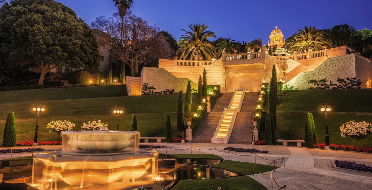 Jardins do Báb, iluminados ao final do dia, Haifa (Israel). Foto Руслан Кальницкий Pexels