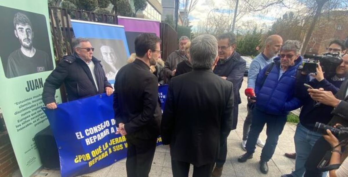 José Cobo e Luis Argüello (de costas) com elementos das associações de vítimas de abusos espanholas., 5 de março de 2024. oto Dr via Religion Digital