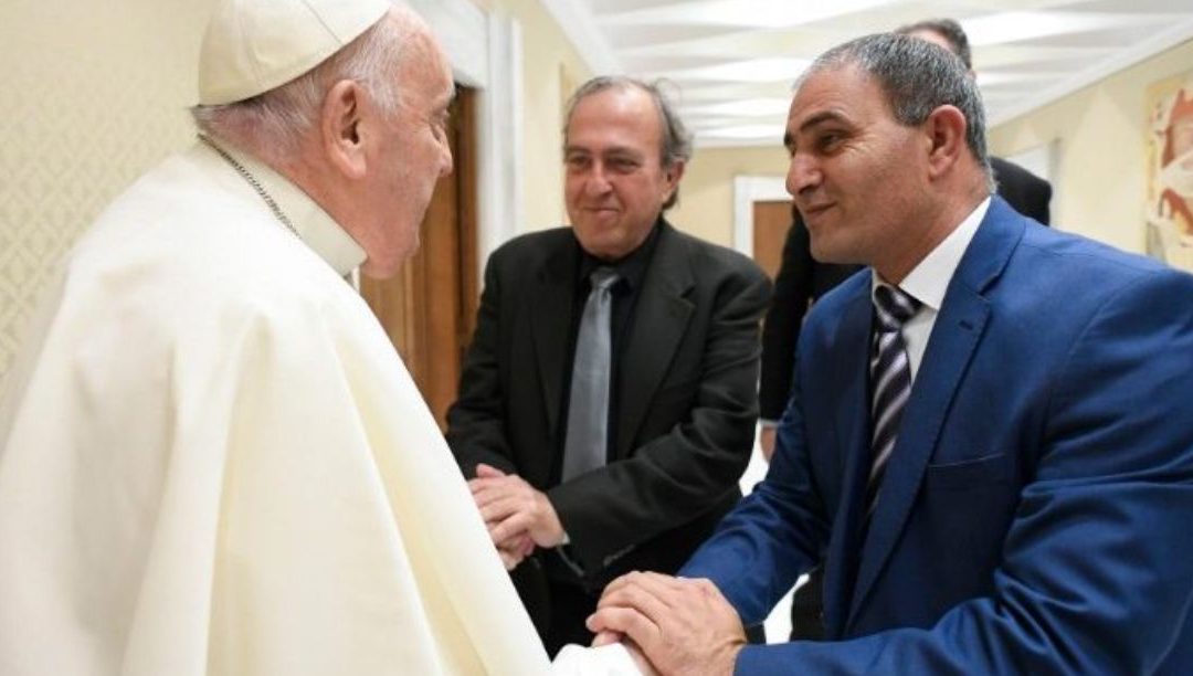 Papa apresenta o judeu Rami e o palestiniano Bassam, dois exemplos de paciência ativa na busca da paz