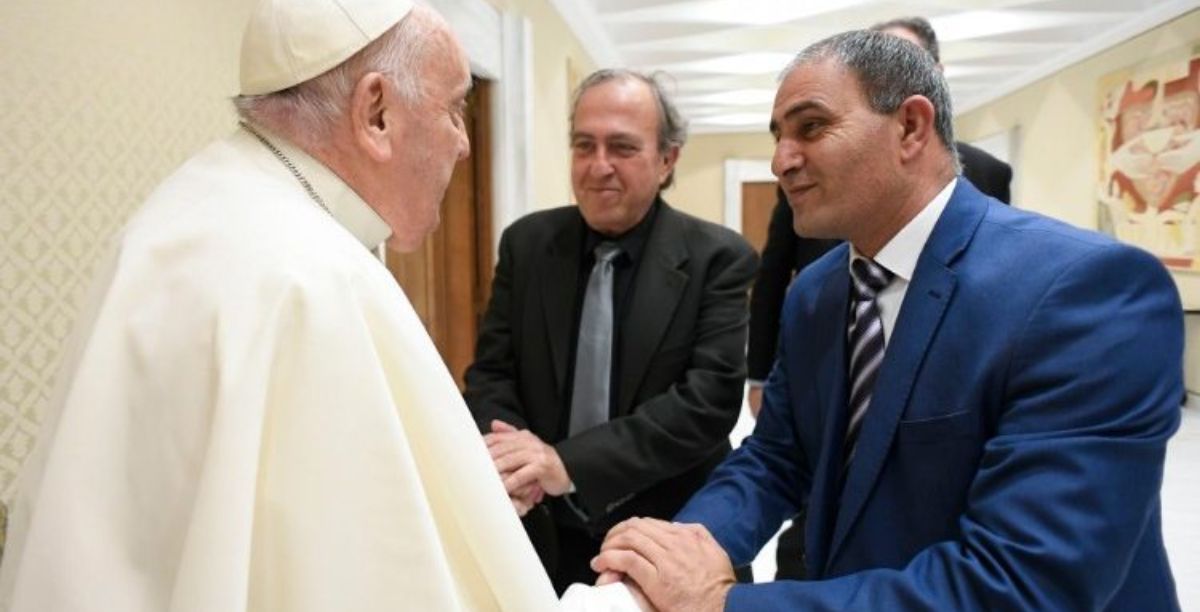 O Papa cumprimenta Bassam e Rami antes da audiência geral (Vatican Media)