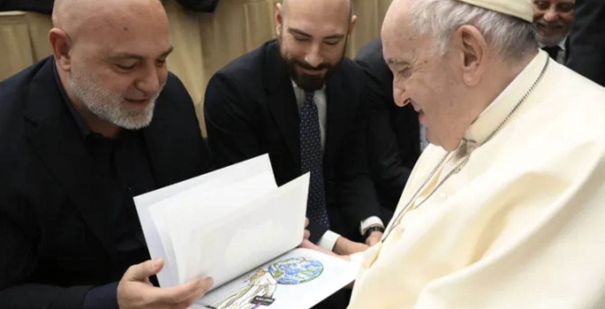 O artista MauPal com o Papa Francisco. Foto Vatican media