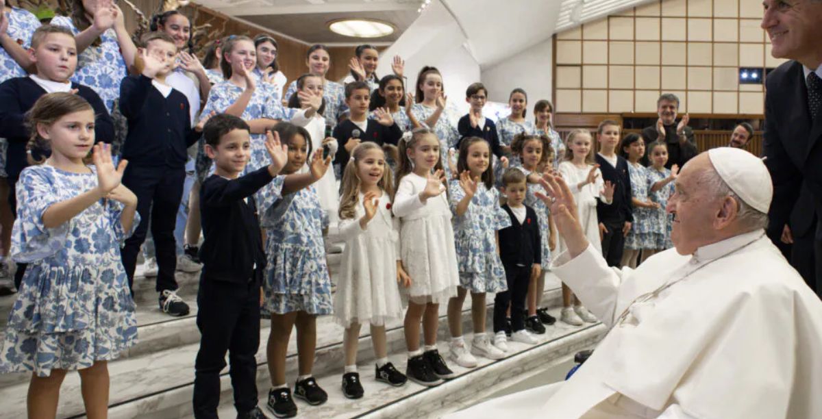 Papa Francisco com crianças. Foto World Children Day