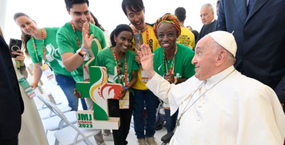 Papa Francisco com jovens participantes e voluntários da JMJ Lisboa 2023. Foto Vatican Media
