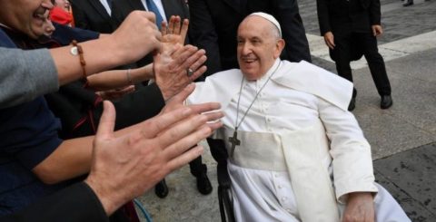 "O caminho de reforma do Papa Francisco deve continuar" Papa Francisco saúda os participantes numa audiência geral. Foto Vatican Media