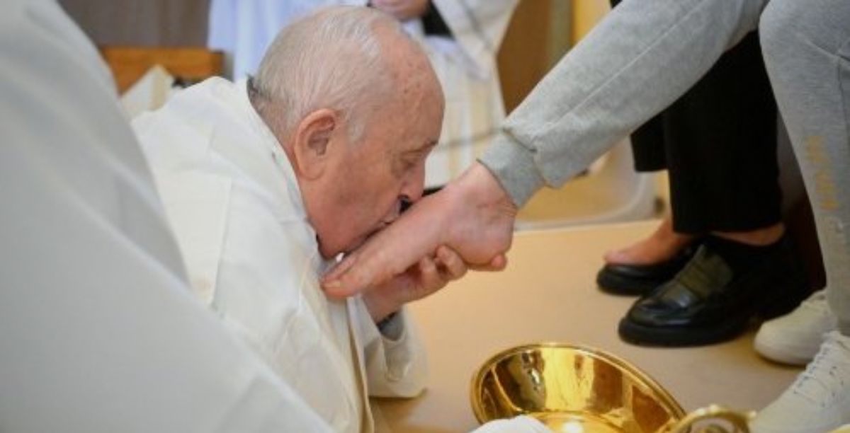 Papa lava os pés a 12 reclusas da Prisão Feminina de Rebibbia, em Roma, a 28 de março de 2024. Foto Vatican Media