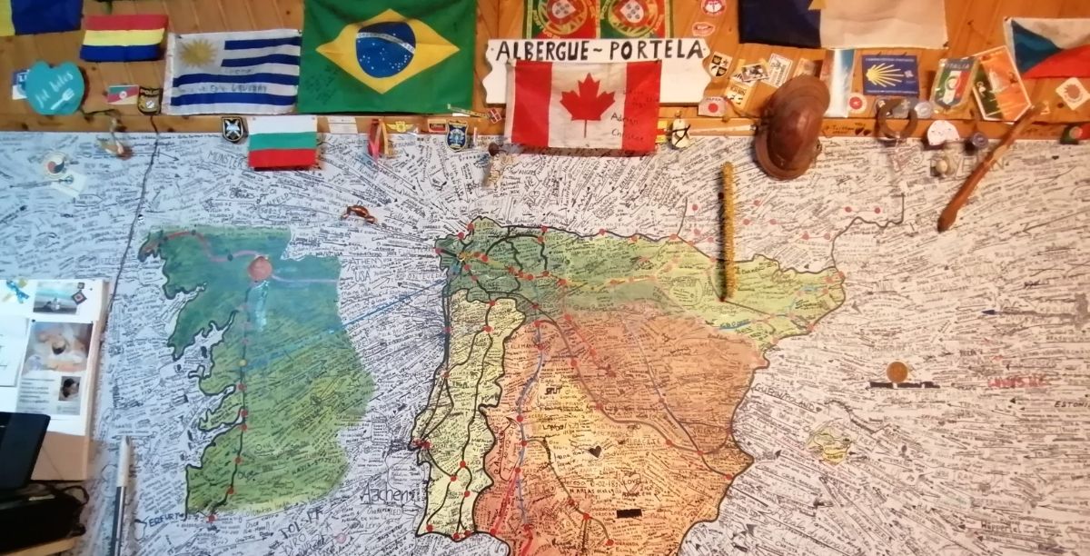 Parede do Albergue da Portela, no caminho de Santiago. Foto Cláudio Louro
