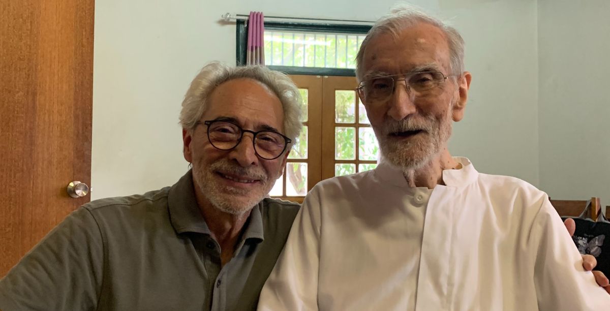 Pedro Bacelar de Vasconcelos e padre João Felgueiras, fotografados no Centro Juvenil Padre António Vieira, Timor Leste. Foto DR