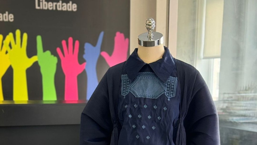 Tal como as burcas com que Xiomara costurou esta blusa, também as mulheres afegãs podem renascer