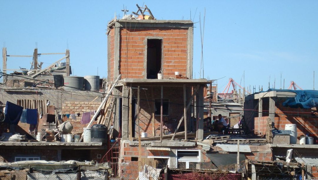 Padres denunciam: Governo corta verbas destinadas a obras em bairros de lata