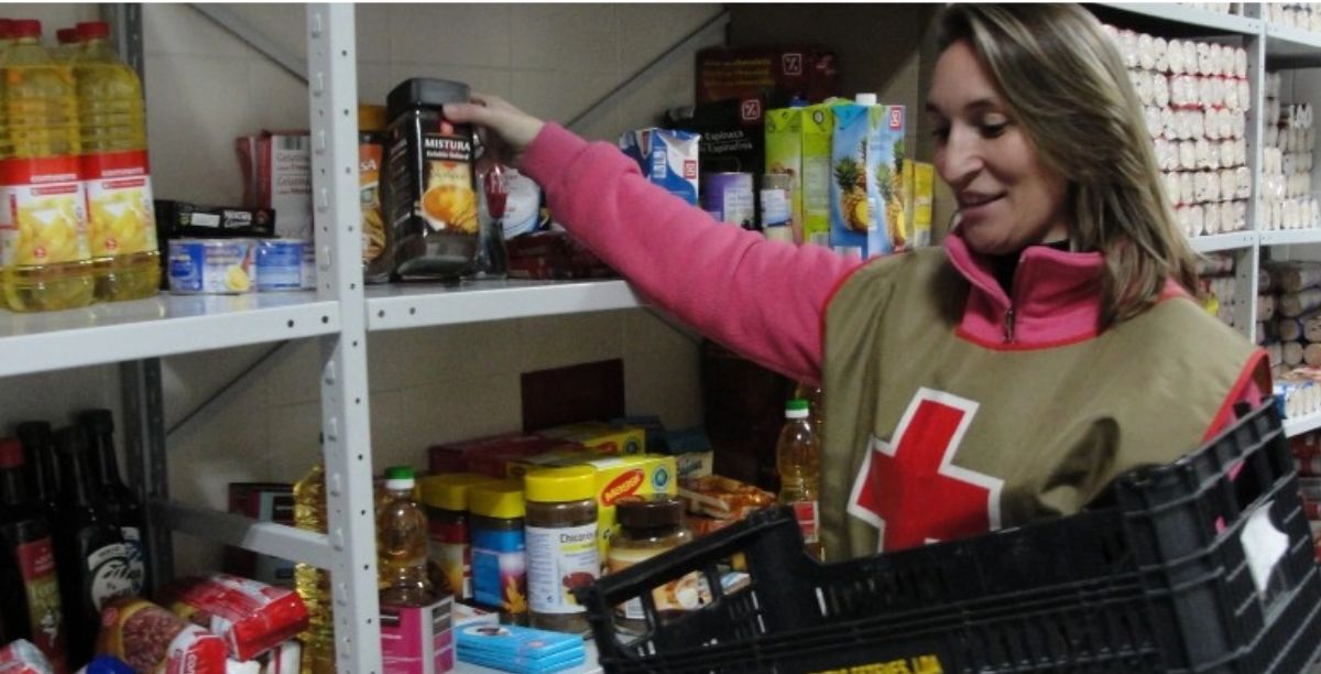 Voluntária da Cruz Vermelha prepara cabaz alimentar. Foto Cruz Vermelha Portuguesa