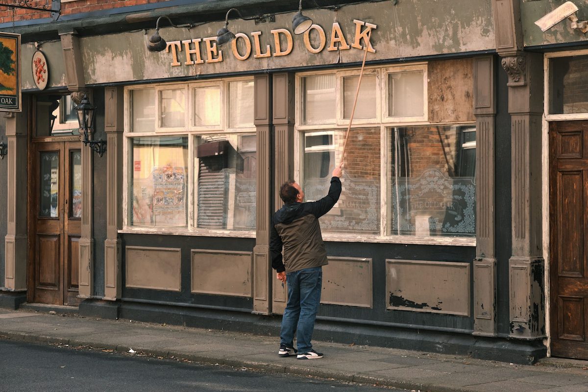 O Pub The Old Oak: retrato de uma cidade mineira deprimida, com o desemprego a ocupar os dias dos seus habitantes e a especulação imobiliária a invadir as suas casas. Foto: Direitos reservados.