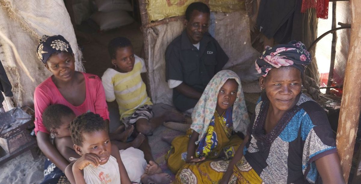 © PMAGrant Lee Neuenburg Família deslocada em Palma, província de Cabo Delgado, Moçambique