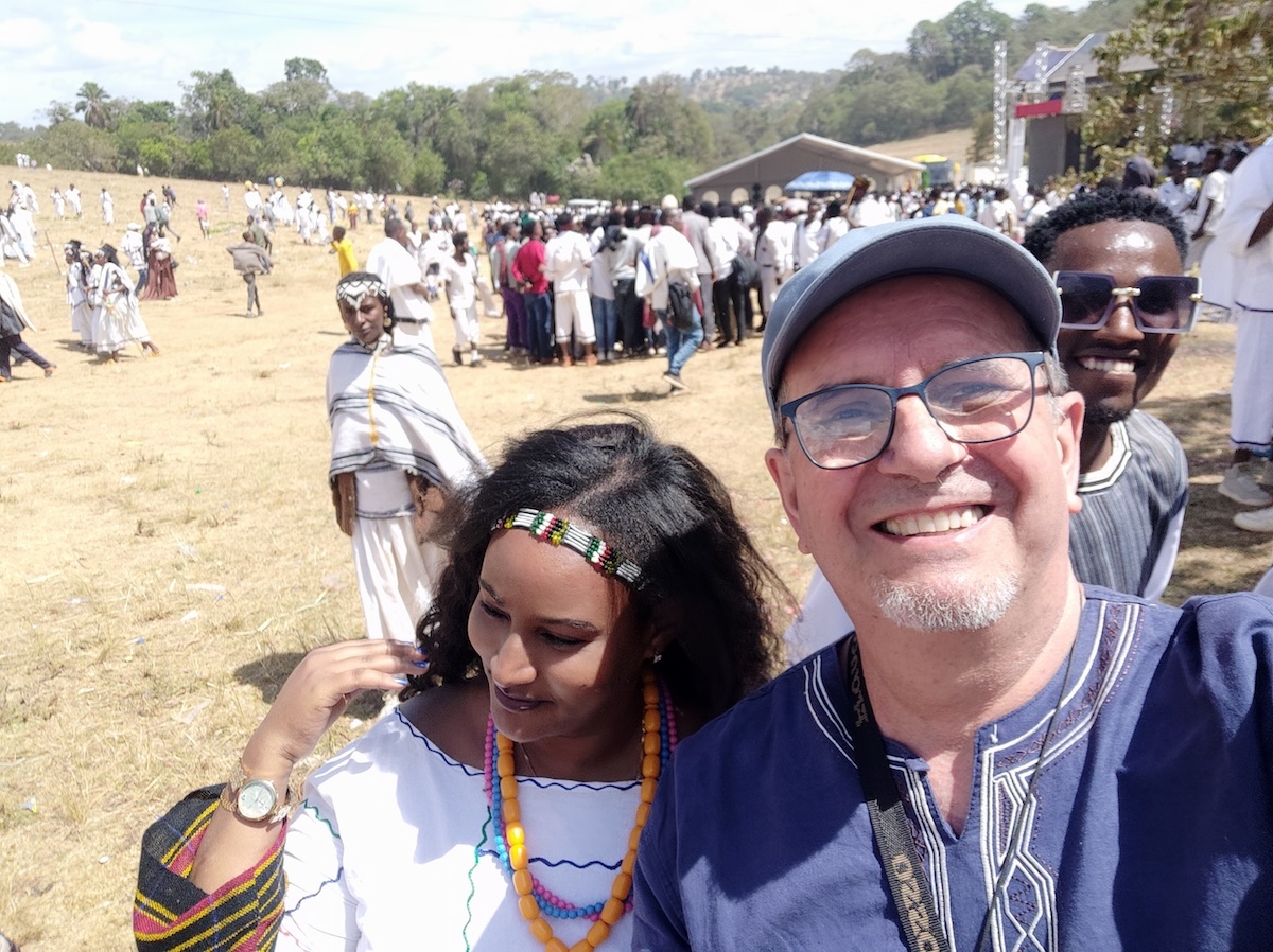 O padre José Vieira com etíopes: muitos nomes ganhos. Foto: Direitos reservados.