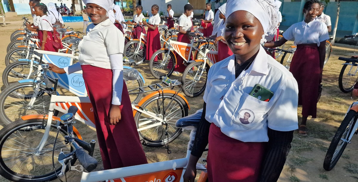 Alunas da escola Padre Mwitu com as bicicletas: “melhorar a mobilidade, acesso à educação, cuidados de saúde, mercados e oportunidades de rendimento”. Foto: Direitos reservados.