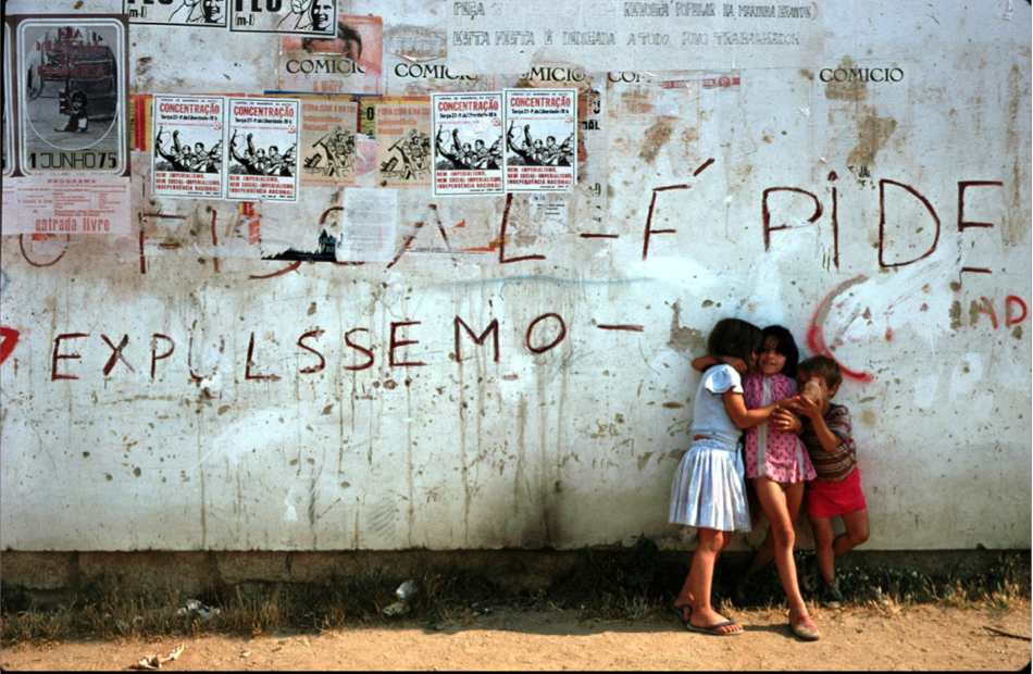 "O fiscal é pide." Mural no Porto. Foto © Strayinghere, CC BY-SA 4.0 <https://creativecommons.org/licenses/by-sa/4.0>, via Wikimedia Commons.