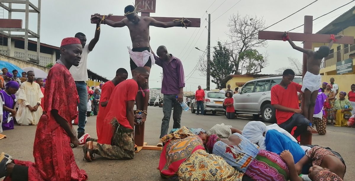 6-foto 4-Via sacra Via Sacra em Nkembo (Libreville): cinco horas de celebração, na rua e na igreja, a rezar e cantar em muitas línguas. Foto © Tony Neves