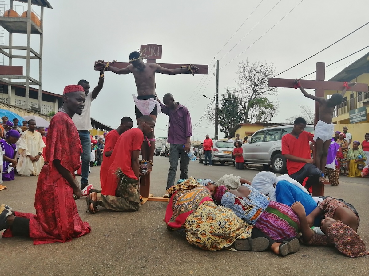 Via Sacra em Nkembo (Libreville): cinco horas de celebração, na rua e na igreja, a rezar e cantar em muitas línguas. Foto © Tony Neves