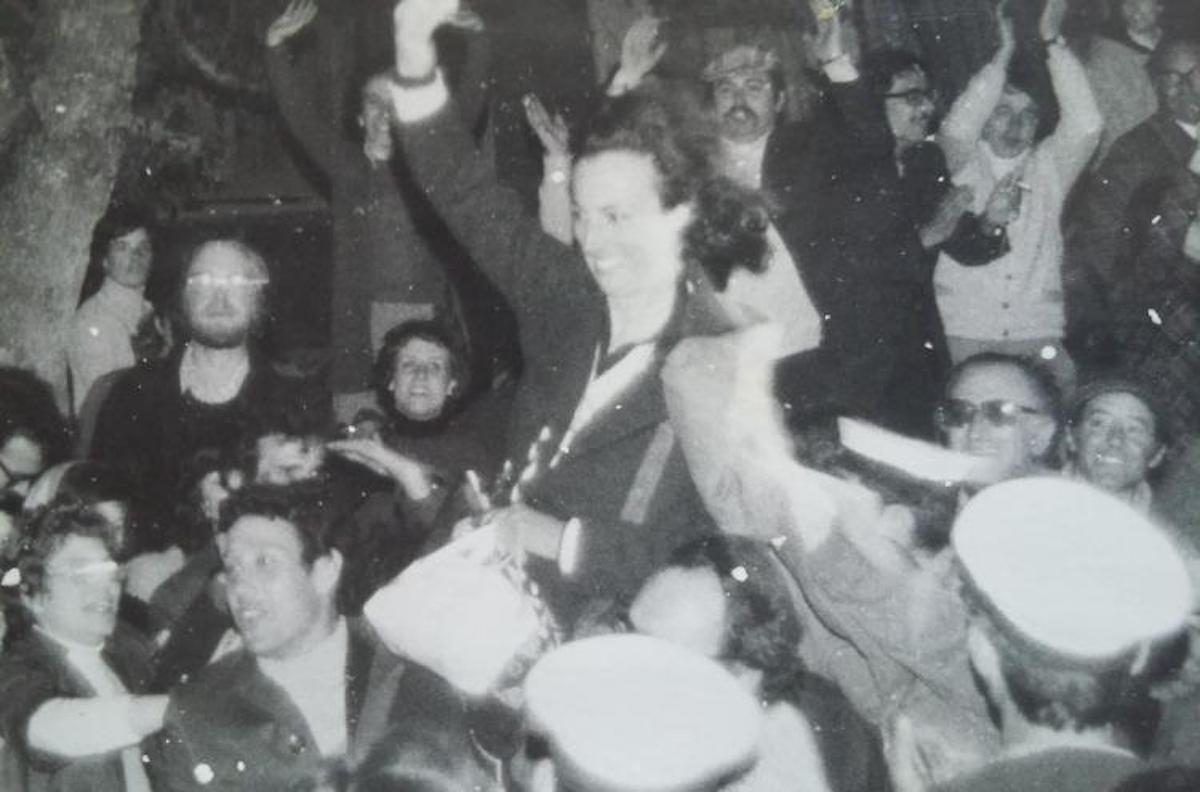 Libertação de Maria da Conceição Moita, Xexão, pouco depois das 00h00 de 27 de abril de 1974, da prisão de Caxias. Foto: Direitos reservados.