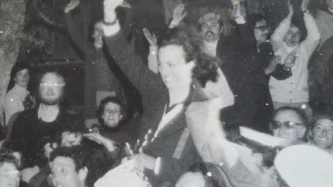 Libertação de Maria da Conceição Moita, Xexão, pouco depois das 00h00 de 27 de abril de 1974, da prisão de Caxias. Foto: Direitos reservados.