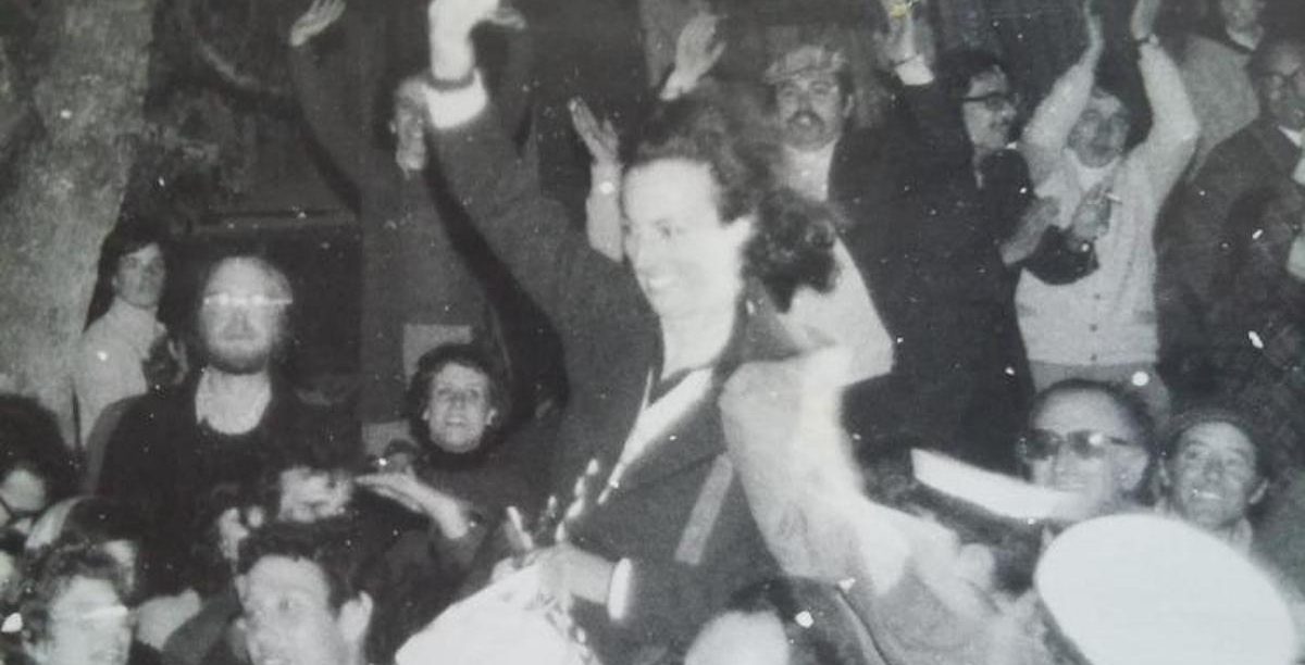 Libertação de Maria da Conceição Moita, Xexão, pouco depois das 00h00 de 27 de abril de 1974, da prisão de Caxias. Foto: Direitos reservados.