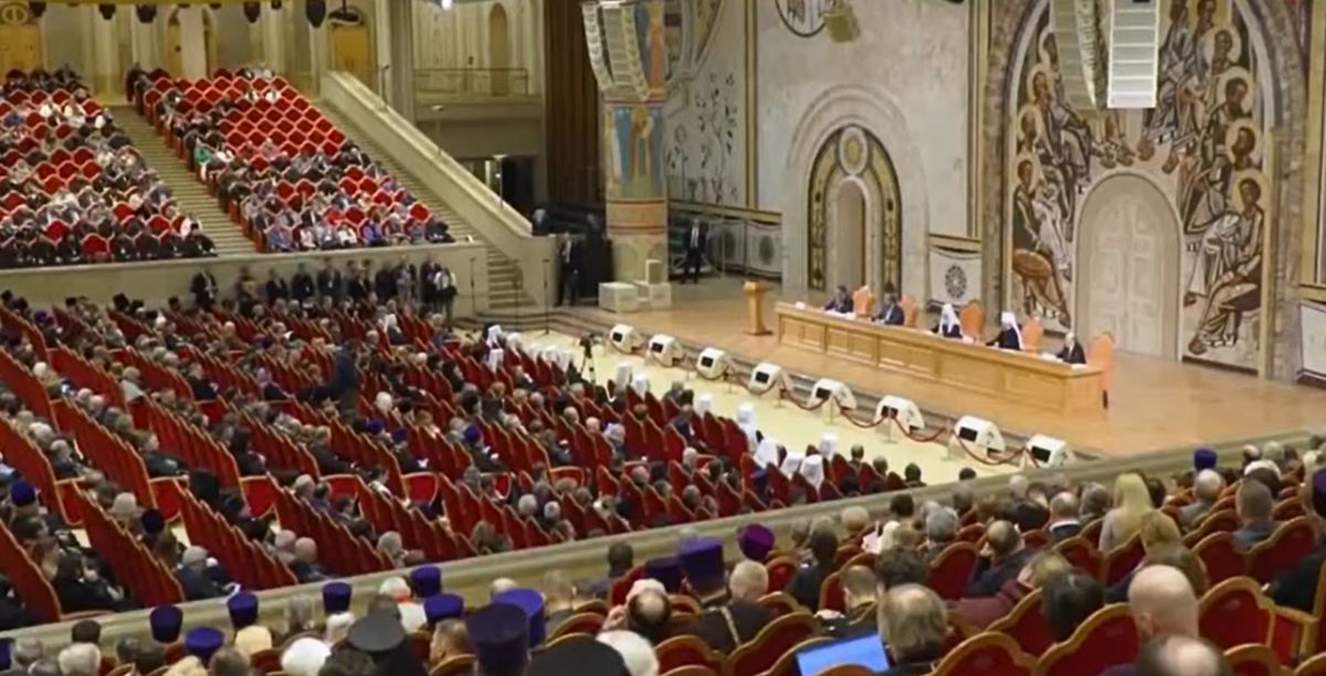 Conselho Popular Mundial Russo (CPMR), presidido pelo patriarca Cirilo, reunido em março de 2024. Imagem reproduzida a partir da transmissão do Kanal 13