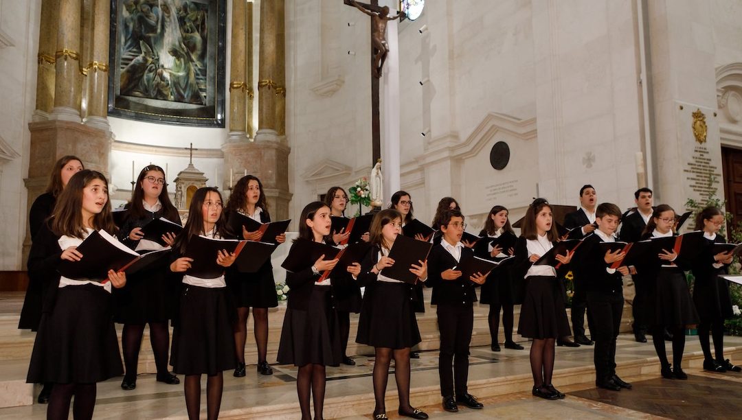 Crianças de Lisboa, Beja e Fátima cantam juntas na Cova da Iria