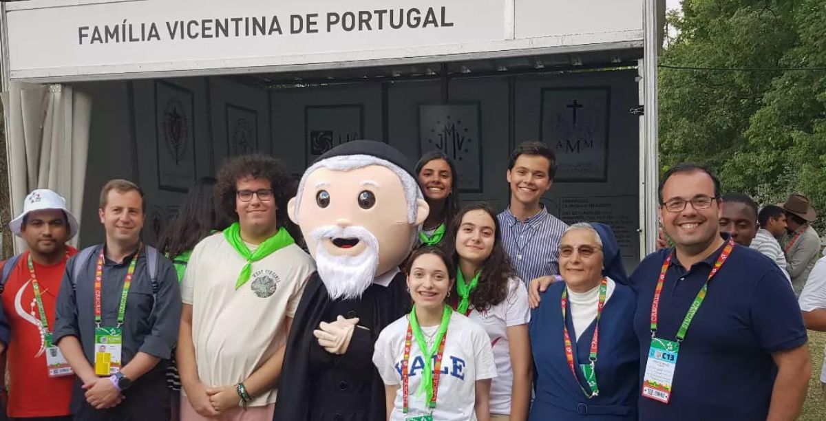 Família Vicentina na Feira das Vocações. Padre Pedro Guimarães, segundo à esq. Foto Congregação da Missão