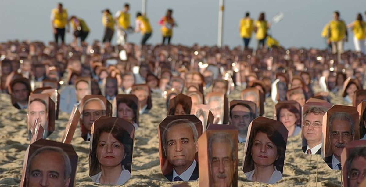 Fotos de líderes baha'i presos no Irão expostas numa ação de defesa dos direitos humanos levada a cabo numa praia do Rio de Janeiro, em 2011. Foto Comunidade Baha'i do Brasil