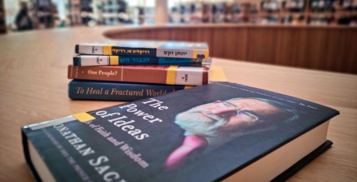 Livros de Jonathan Sacks na Biblioteca Nacional de Israel. Foto DR