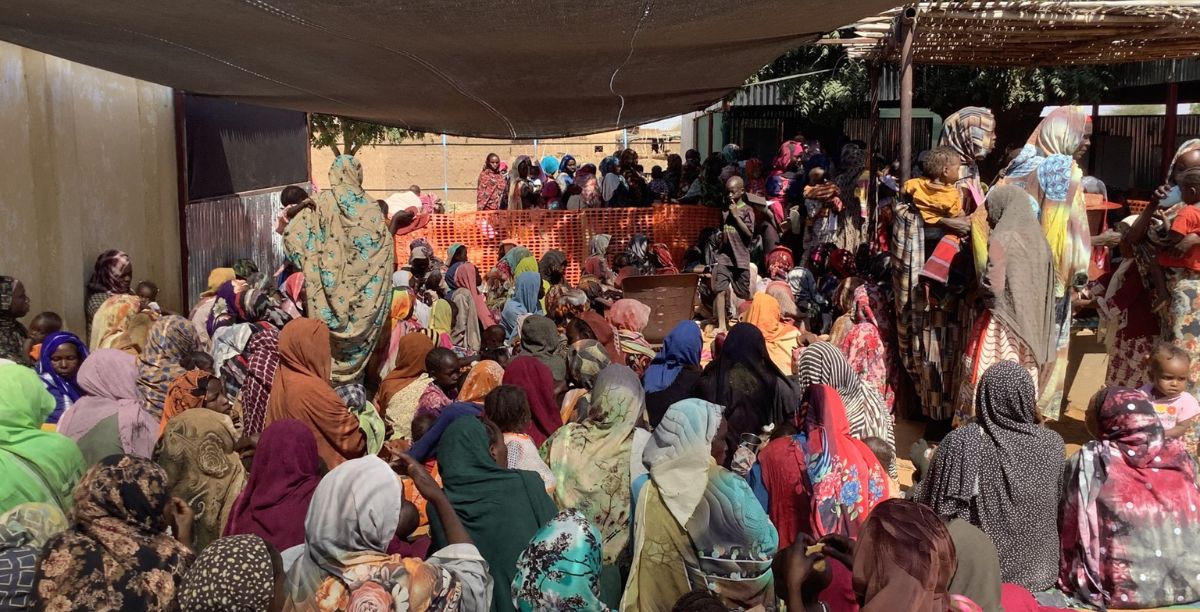 Mães e crianças à espera para serem atendidas na clínica da MSF no campo de Zamzam, a 15 km de El Fasher, no Darfur. Foto Mohamed Zakaria