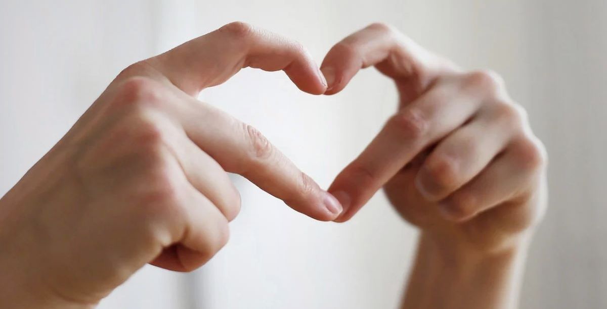 Mãos em forma de coração, amor. Foto DR
