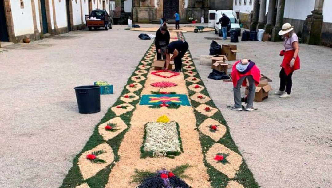Um enorme tapete de flores para homenagear Nossa Senhora dos Prazeres