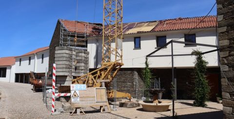 Dois meses e meio depois, está na hora de reconstruir Obras de reconstrução do Mosteiro Trapista de palaçoulo. Foto © Rúben Castanheiro