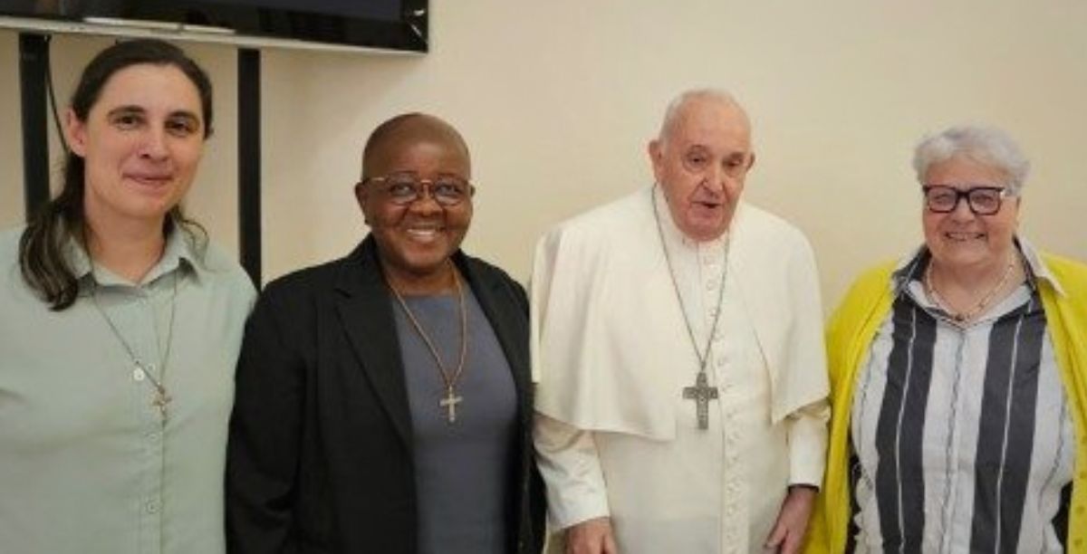 Papa Francisco com irmã Linda Pocher, irmã Regina Pedro e teóloga Stella Morra, após reunião do C9, 15 abril 2024. Foto Vatican Media
