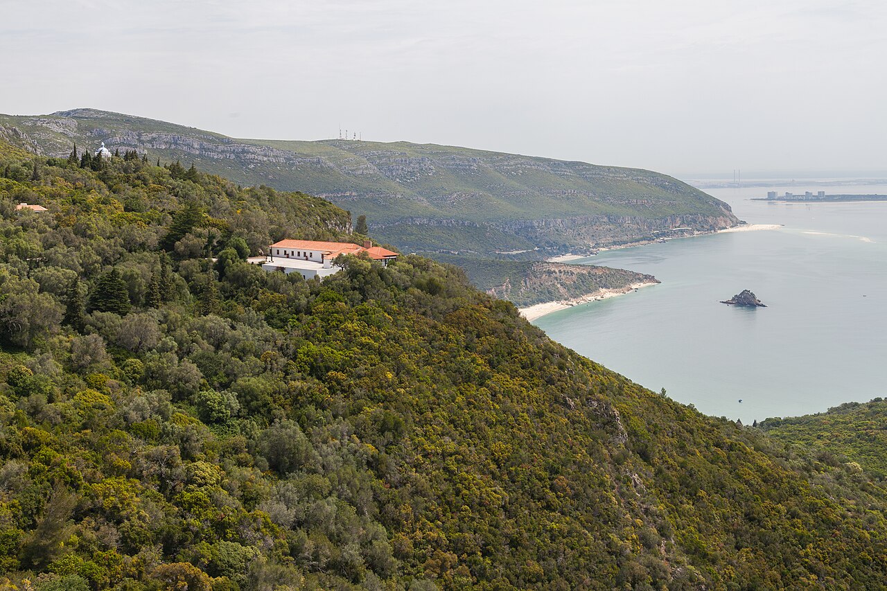 Arrábida: a serra ofereceu um espelho onde Sebastião terá visto as três virtudes teologais, como vias de salvação do mundo. Foto © Diego Delso, delso.photo, CC-BY-SA, via Wikimedia Commons.