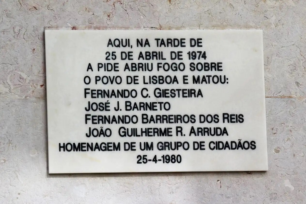 Placa de homenagem às quatro pessoas assassinadas no dia 25 de Abril. Foto DR