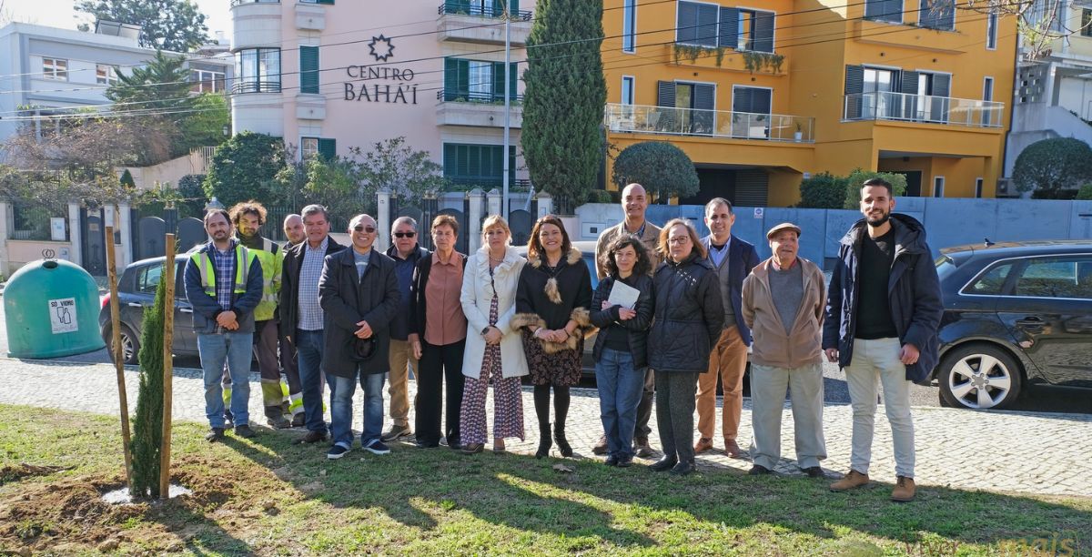 Plantação de dez árvores em memória das dez mulheres de Shiraz. Uma iniciativa da Junta de Freguesia de Olivais em colaboração com a Comunidade Bahá'í de Portugal. Abril 2024. Foto Junta de Freguesia dos Olivais